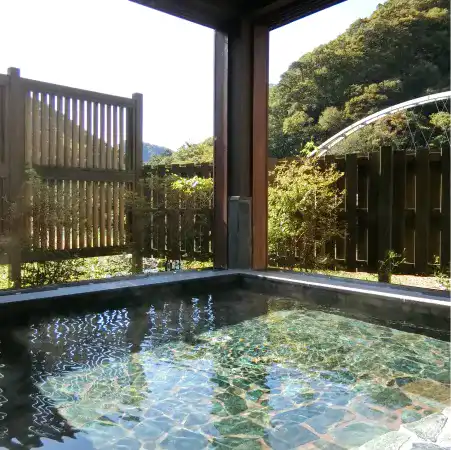 屋内の露天風呂