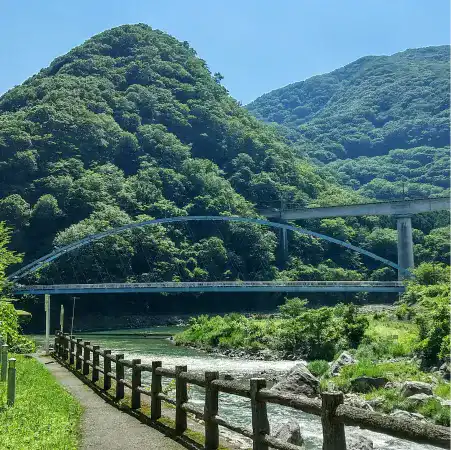 遊歩道と黄金橋
