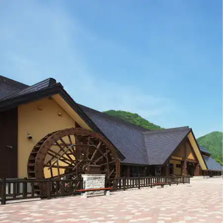 湯西川温泉の観光施設「湯西川水の郷」の大きな水車と建物外観