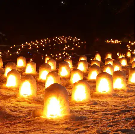 湯西川温泉の冬の風物詩「かまくら祭」のライトアップ