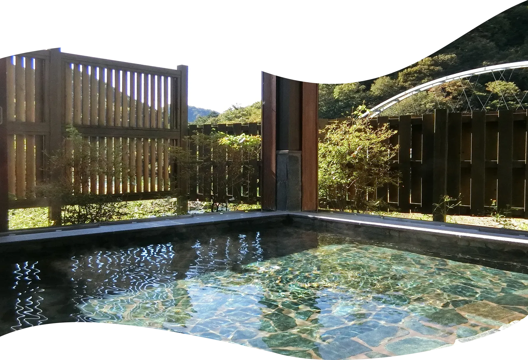 川沿いの温泉施設　薬師の湯